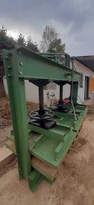 Prensa 3 husillos manual.