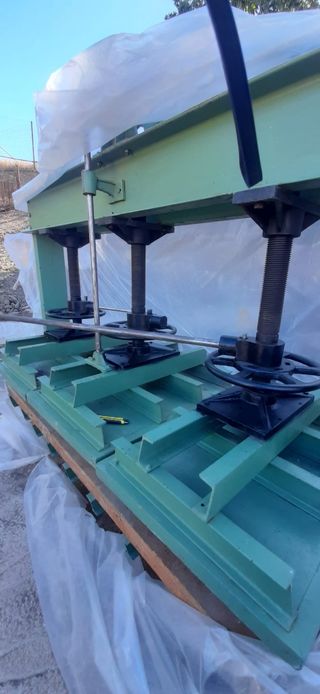 Prensa 3 husillos manual.