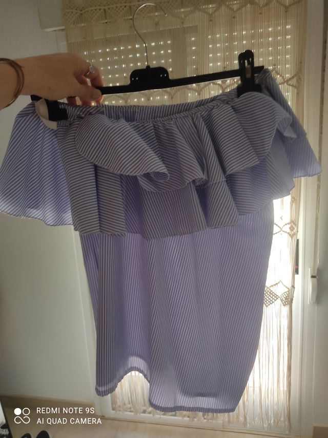 Camiseta con volante de rayas azul y blanco