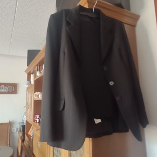 Traje chaqueta negro con raya roja