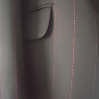 Traje chaqueta negro con raya roja