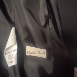 Traje chaqueta negro con raya roja