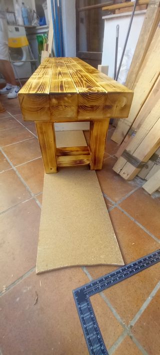 Mesas y bancos rusticos