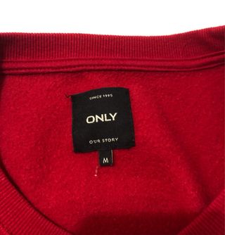Sudadera roja de Only. Talla M