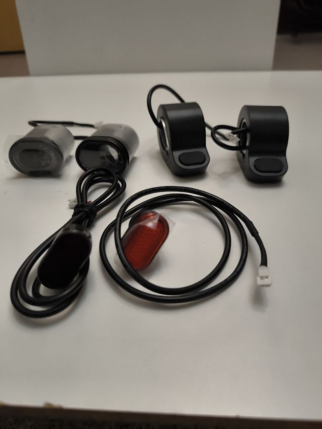 ACCESORIOS PATINETES LUCES ACELERADOR