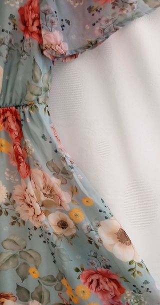 Vestido con escote cruzado.