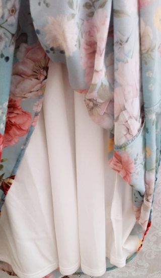 Vestido con escote cruzado.