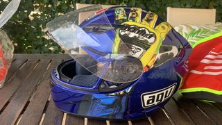 Cascos de moto y mochila porta casos