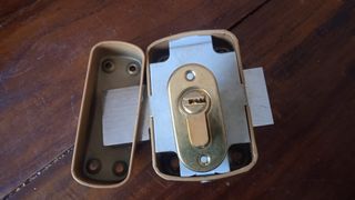 Cerrojo para bombín