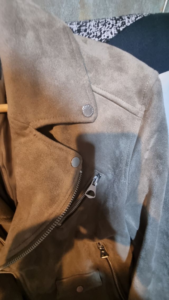 Cazadora biker tipo piel serraje