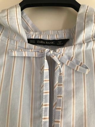 Camisa con Capucha Celeste a rayas de ZARA