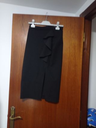 Falda negra midi de Zara