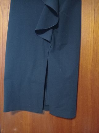 Falda negra midi de Zara