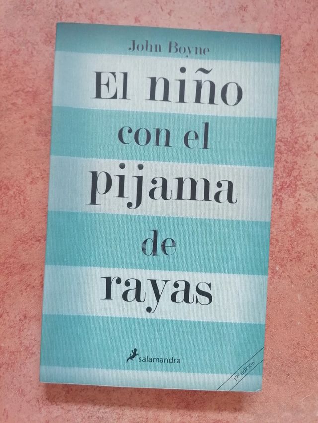 El niño con el pijama de rayas