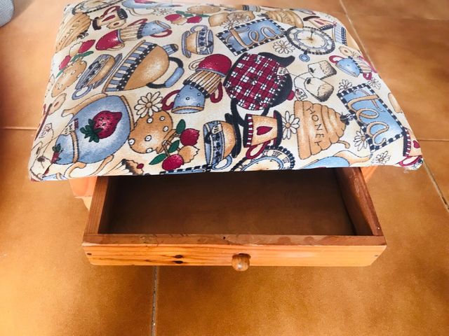 Reposapies con cajón