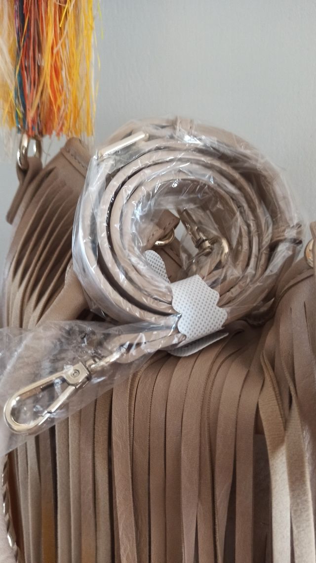 Bolso nuevo Desigual muy de moda,flecos.