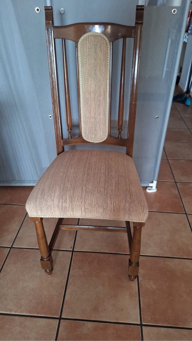 4 sillas de salón 32€ ( 1, 10€ )