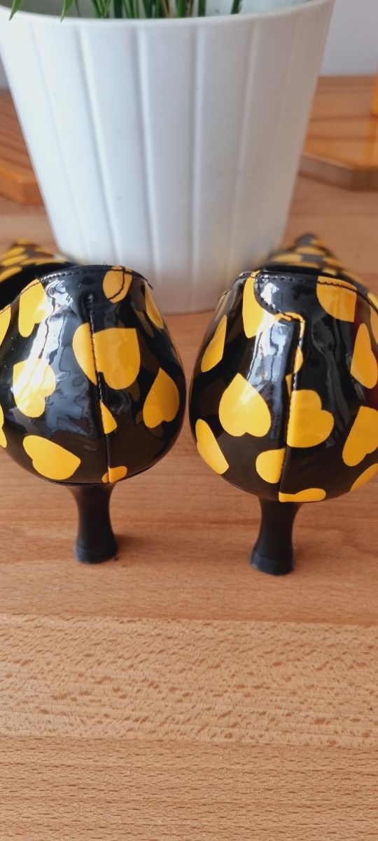 Zapatos charol corazones amarillos💛