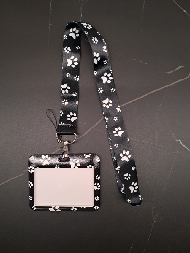 Cuelga tarjetas negro huellas