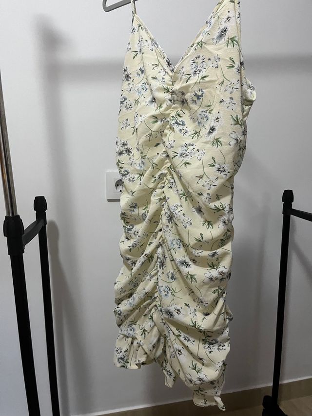 Vestido drapeado amarillo de flores talla M