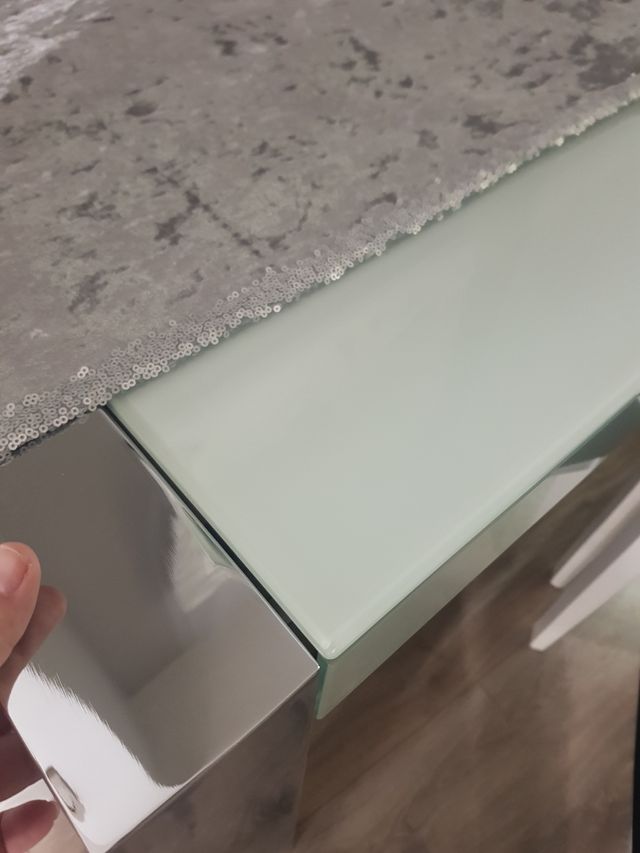 Mesa y silla de salon