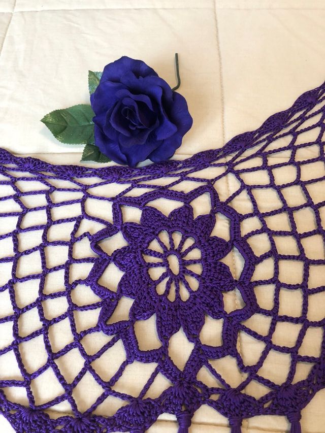 scialle viola all'uncinetto