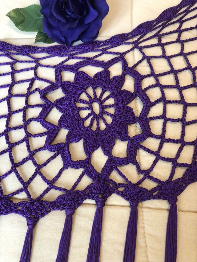 scialle viola all'uncinetto