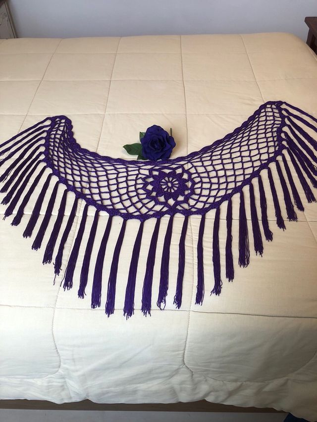 scialle viola all'uncinetto