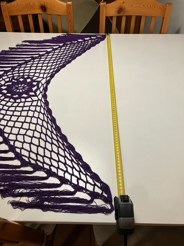 scialle viola all'uncinetto