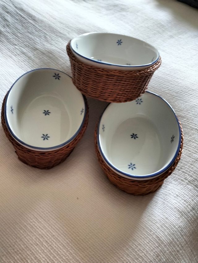 Tres recipientes de cocina con mimbre