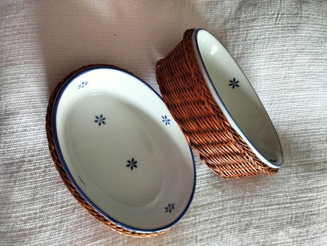 Tres recipientes de cocina con mimbre