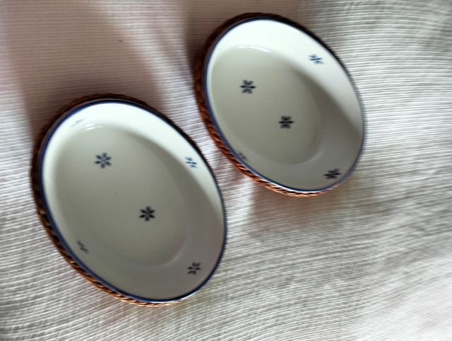 Tres recipientes de cocina con mimbre