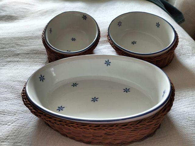 Tres recipientes de cocina con mimbre