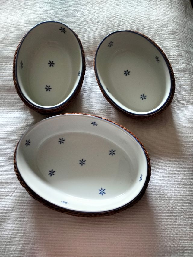 Tres recipientes de cocina con mimbre