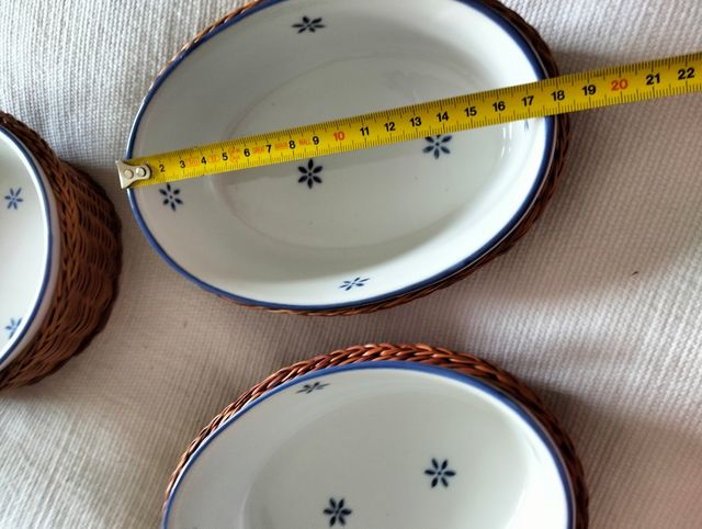 Tres recipientes de cocina con mimbre