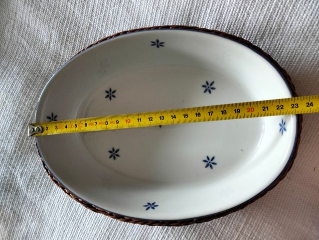 Tres recipientes de cocina con mimbre