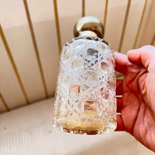 Frasco de perfume con tapón de plata