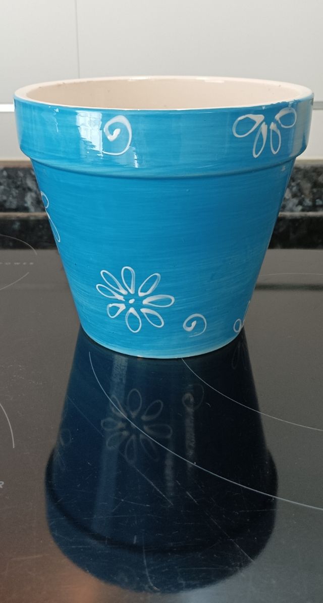 Cuatro bonitos maceteros de colores