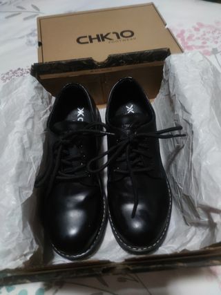 Zapatos cordones, suela gruesa. Mujer