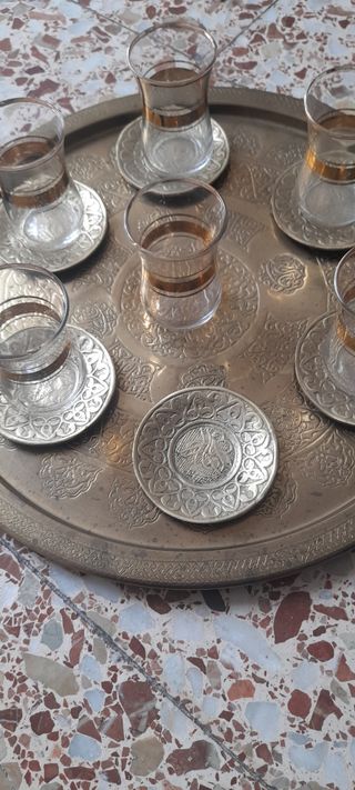 Bandeja tradicional y vasos