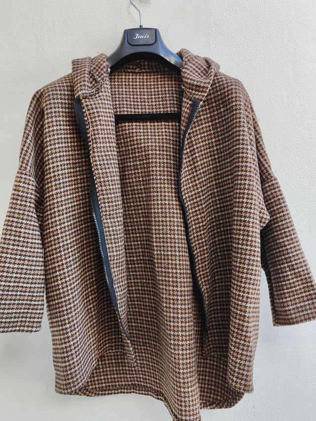 Coprispalle con cappuccio, per mezza stagione