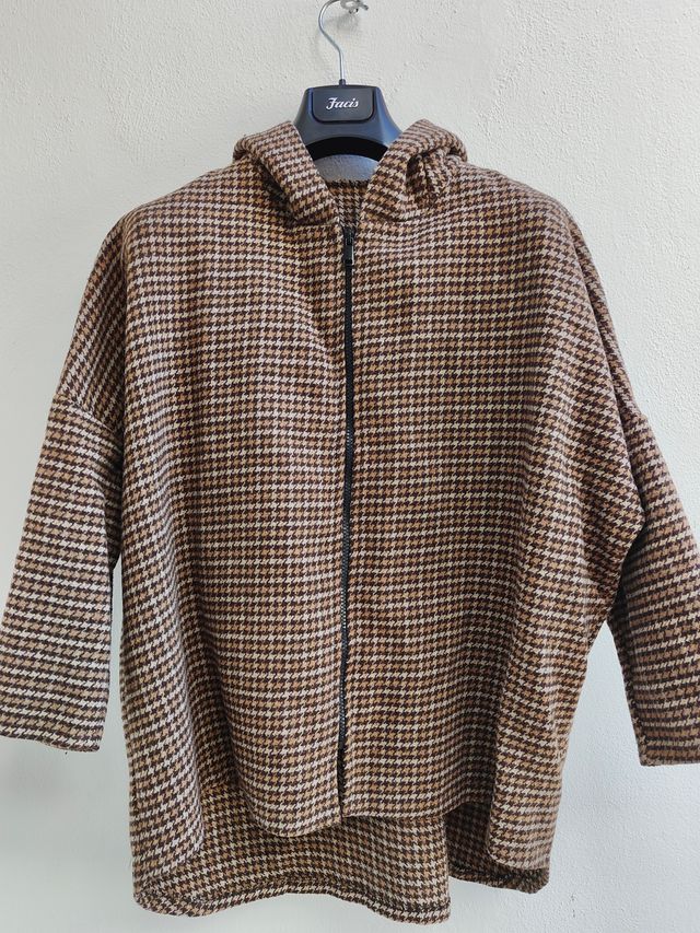 Coprispalle con cappuccio, per mezza stagione