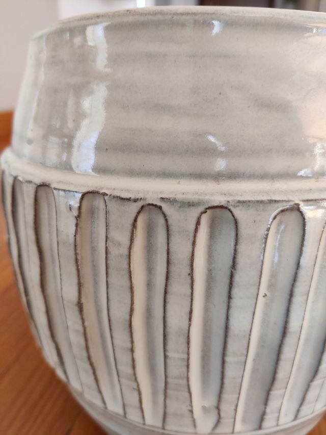 Jarrón de terracota esmaltado y decorado