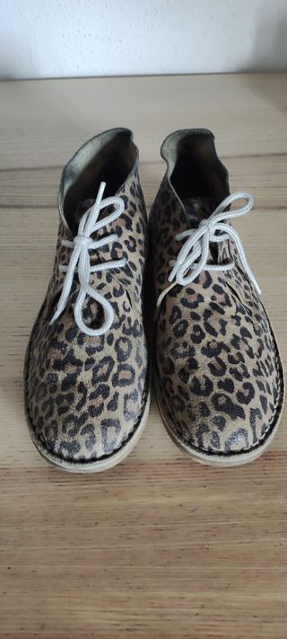 Botines leopardo cordones 