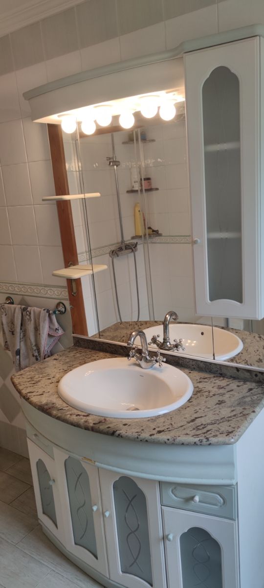 Mueble de baño con granito