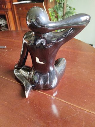 Figura negra de cerámica
