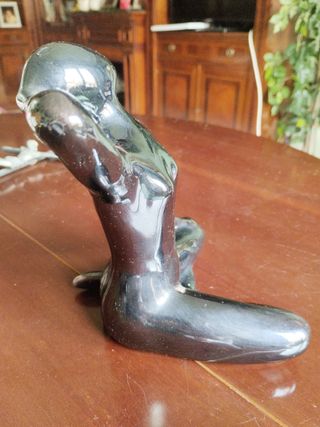 Figura negra de cerámica