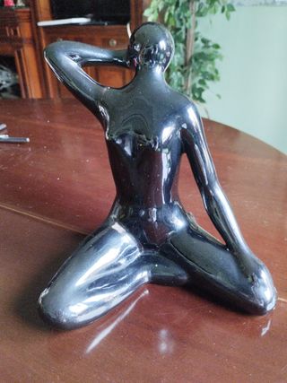 Figura negra de cerámica