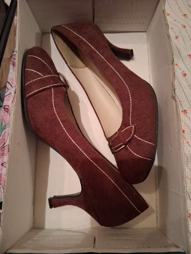 Zapatos marrones.n.37.pero sirven para 38.