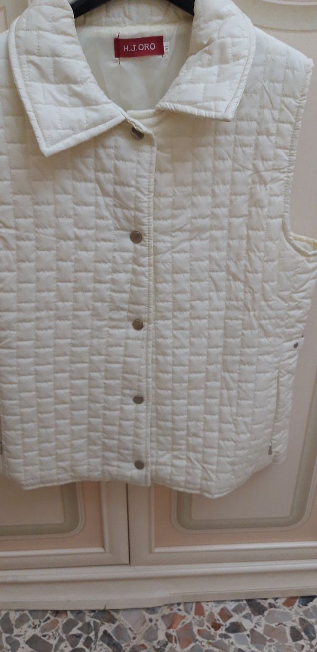 Smanicato colore panna. Foderato.